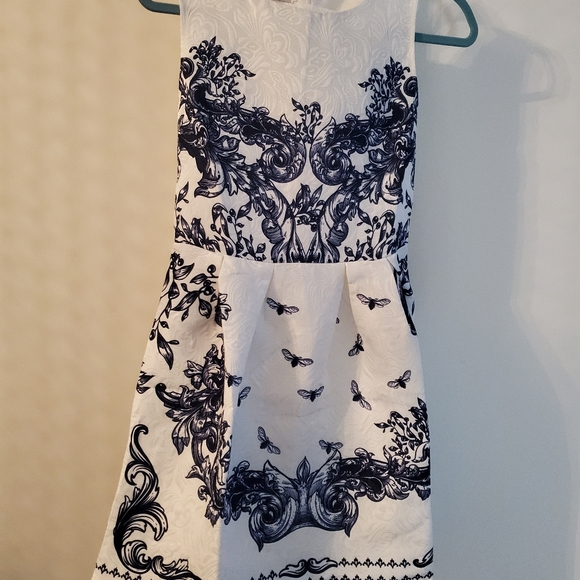 A1 Studios Patterned Dress - Picture 4 of 4